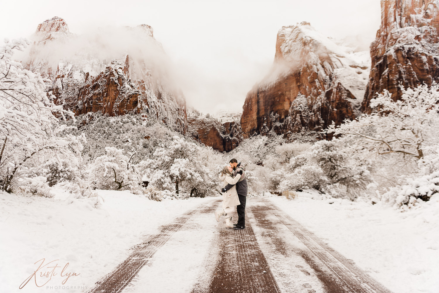 Winter engagement session among the red rocks of Zion National Park